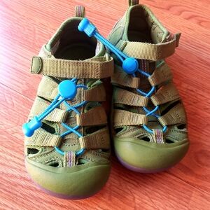 P*Keen girls hiking shoes in bright green. Used a few times. Sz 1